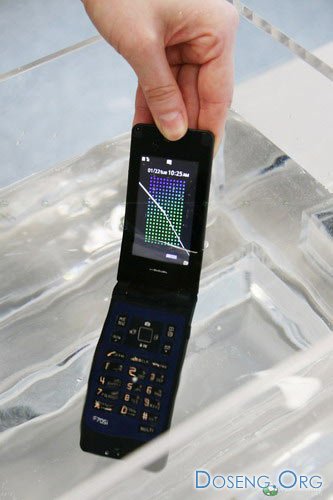 Самый тонкий водонепроницаемый телефон Fujitsu F705i