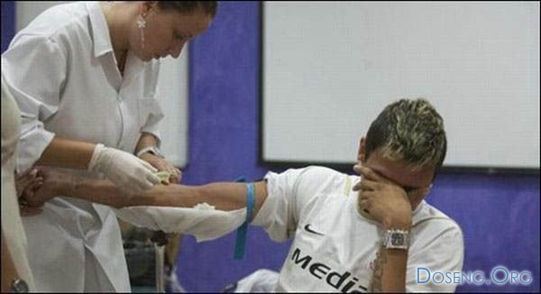 Игроки бразильской команды Corinthians сдают анализ крови (5 фото)