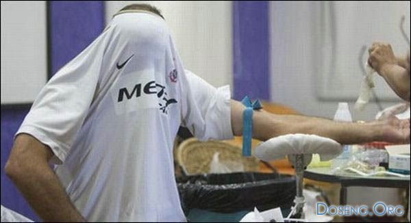 Игроки бразильской команды Corinthians сдают анализ крови (5 фото)