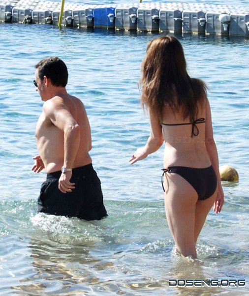 Саркози со своей невестой Карлой Бруни на пляже (5 Фото)