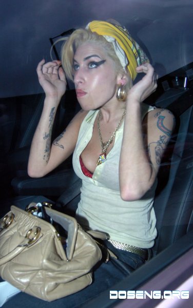 Amy Winehouse сменила цвет волос (6 фото)