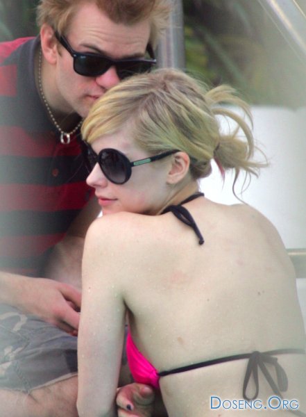 Avril Lavigne в Майами (16 фото)