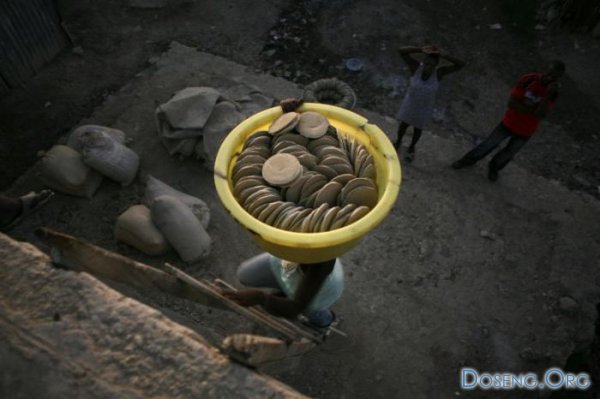 Бедняки Гаити питаются лепёшками из грязи (13 фото)