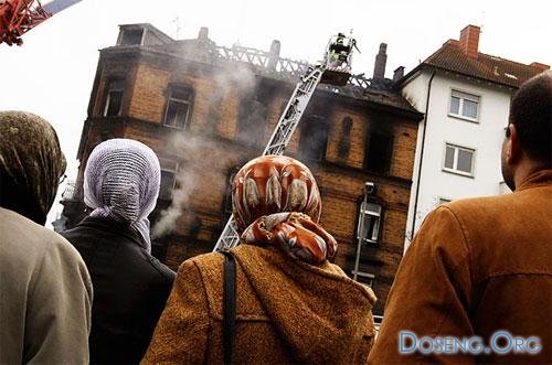 Во время пожара в Ludwigshafen люди выпрыгивали из окон (9 фото)