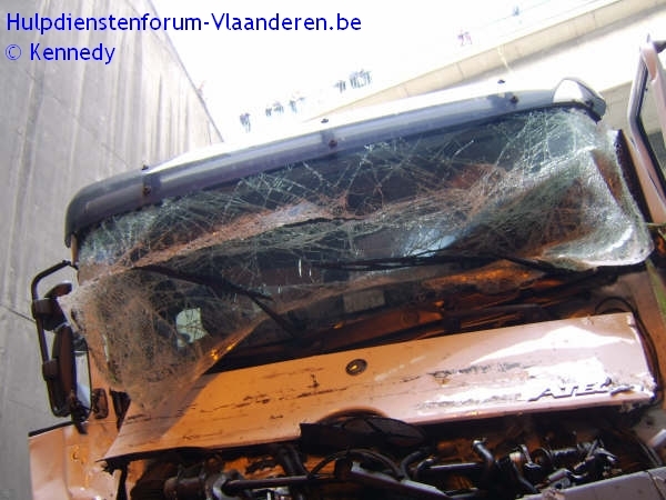 Ужасная авария в тоннеле около Антверпена, Бельгия (35 фото)