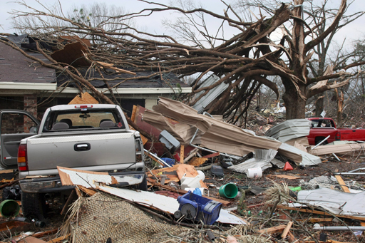 Последствия разрушительного торнадо в США (7 фото)