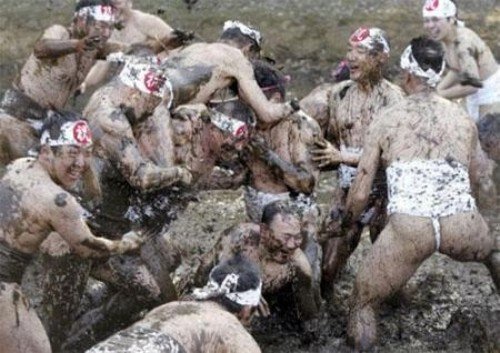 Японцы по традиции валяются в грязи (8 фото)