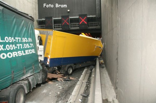 Ужасная авария в тоннеле около Антверпена, Бельгия (35 фото)