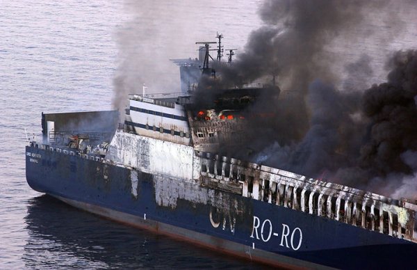 Турецкое судно горело 3 дня (10 фото)
