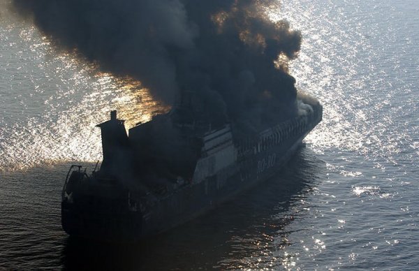 Турецкое судно горело 3 дня (10 фото)