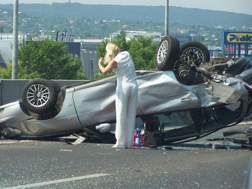 Что делает блондинка когда она попадает в аварию?