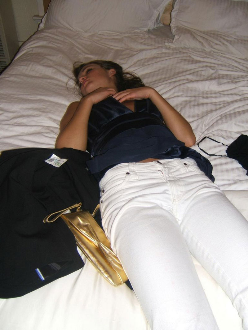 Вибратор в постели. Фото пьяных спящих девушек.
