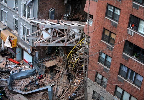 В Нью-Йорке на людей упал строительный кран!