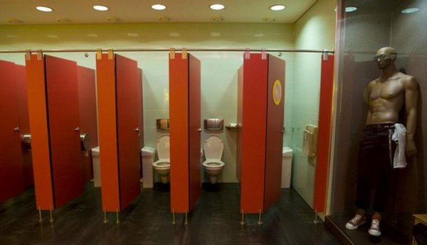 Португальский туалет с манекенами (6 фото)