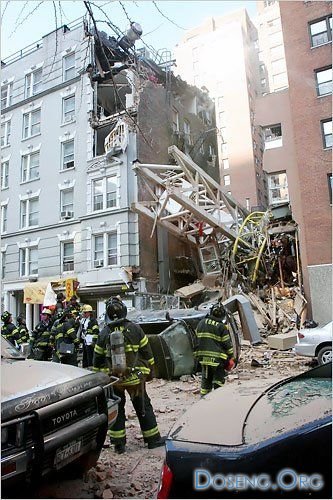  В Нью Йорке рухнул огромный строительный кран (5 фото)