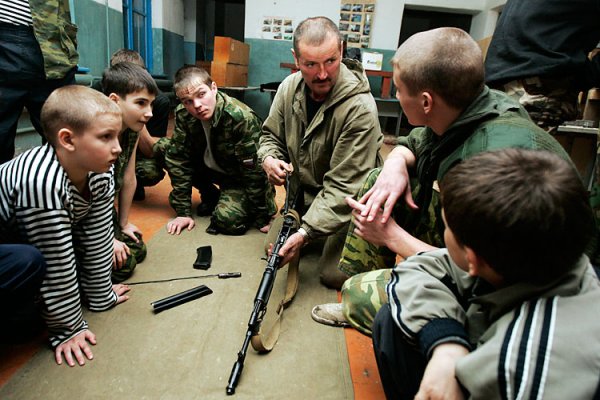 Детский военизированный тренировочный лагерь под Ставрополем (10 фото)