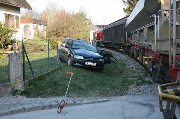 В Германии водитель не сумел разглядеть приближающийся поезд (11 фото)
