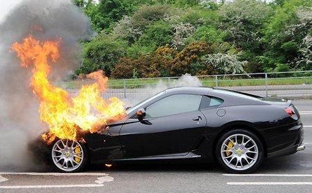 Ferrari 599 GTB Fiorano загорелся, остановившись перед светофором