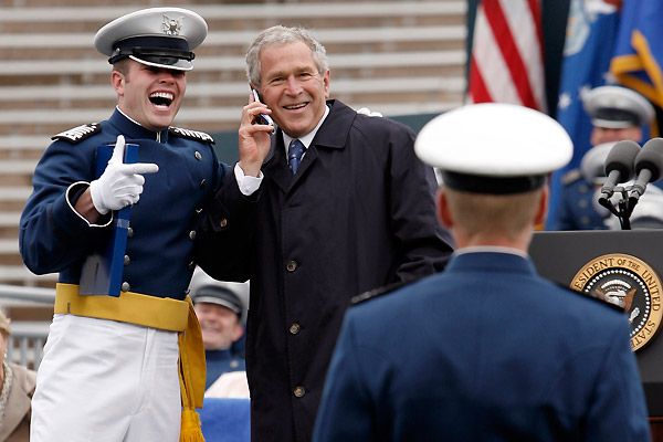 Джордж Буш на выпуске в Академии ВВС США (10 фото)