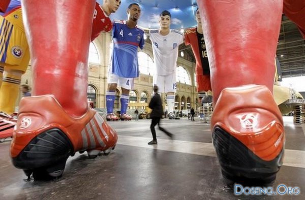 Евро-2008: Гигантские футболисты на вокзале Цюриха