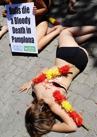 Акция протеста защитников животных в Памлоне