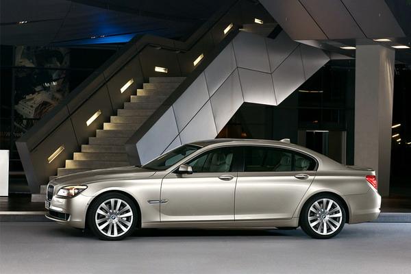      BMW 7- 