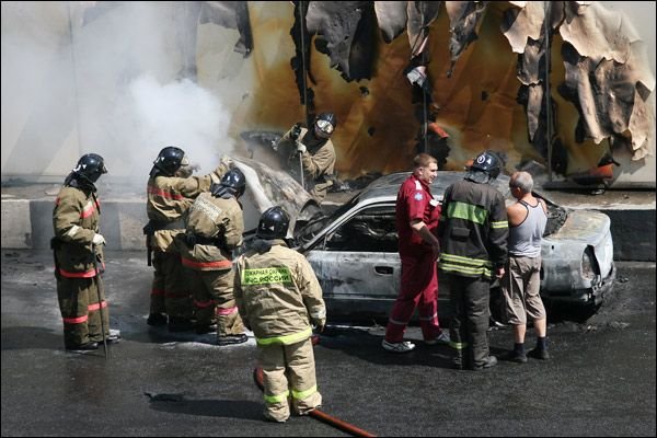 Человек сгорел заживо в своем авто на Садовом (13 фото)