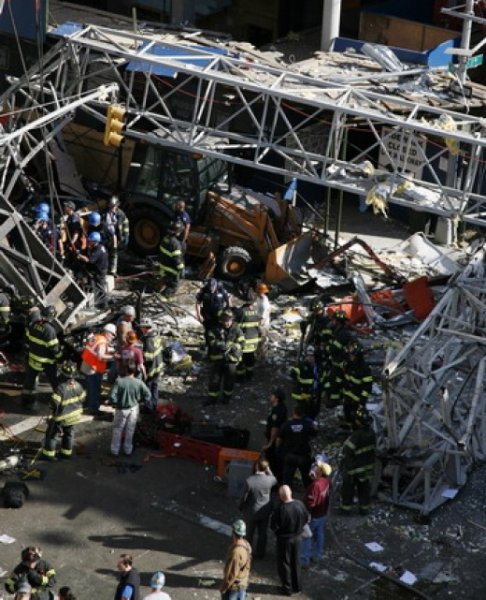 В Нью-Йорке на Манхеттене упал кран, есть жертвы