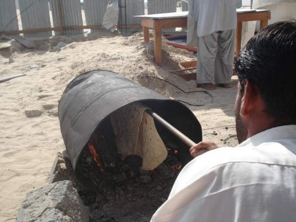 Как в Пакистане лаваш готовят (14 фото)