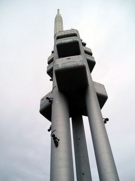 Необычная архитектура телевизионной башни в Праге