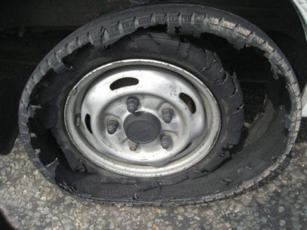 Что может случиться с колесом, если отвлечься от дороги (4 фото)