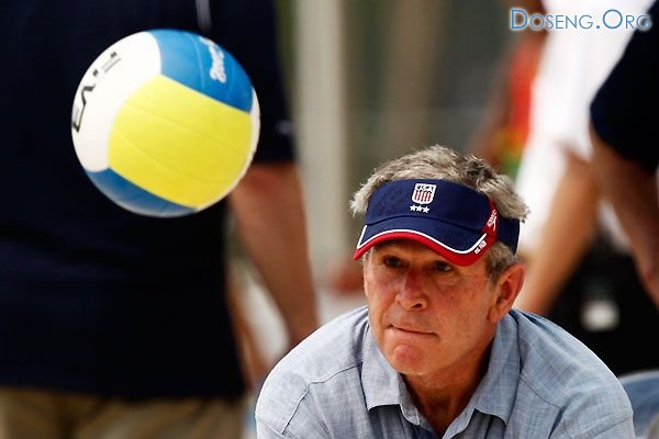 Джордж Буш и пляжные волейболистки