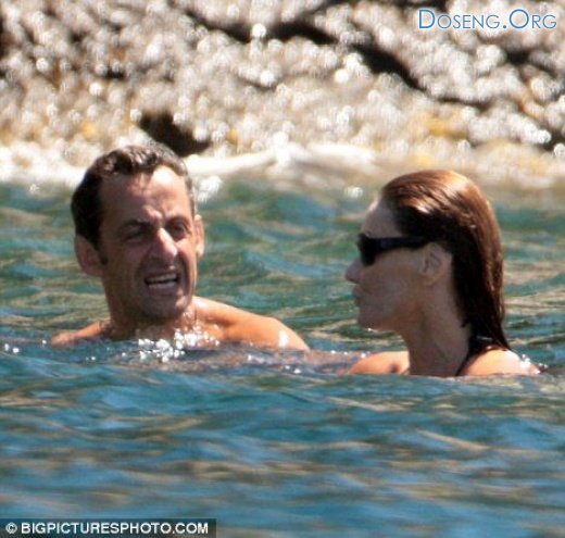 Николя Саркози с Карлой Бруни на пляже