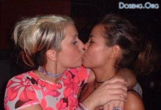Девчата целуются