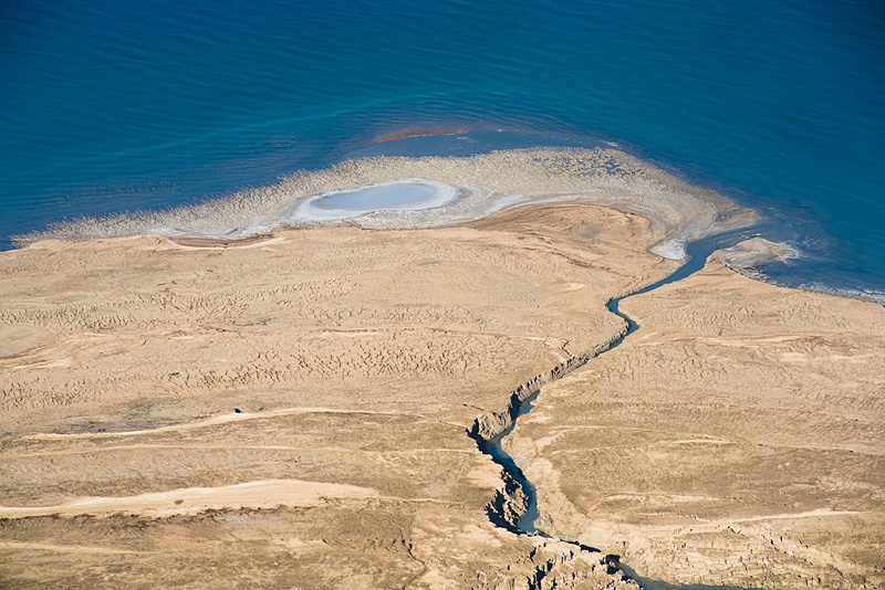 Мертвое море самая низкая. Впадина мертвого моря. Мёртвое море Гхор. Впадина Гхор. Голубая впадина мёртвое море.