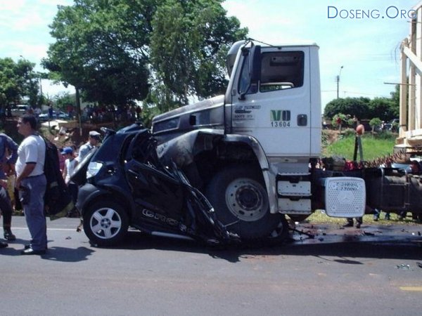 Авария легковушки и грузовика