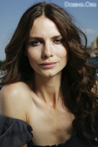 Saffron Burrows (8  HQ)