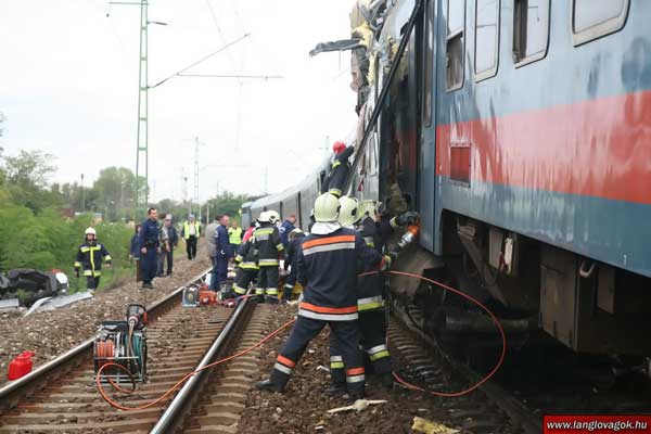 В Венгрии столкнулись два пассажирских поезда (37 фото)