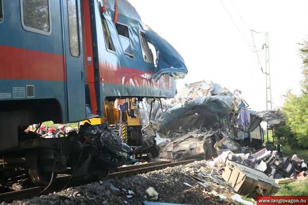 В Венгрии столкнулись два пассажирских поезда (37 фото)