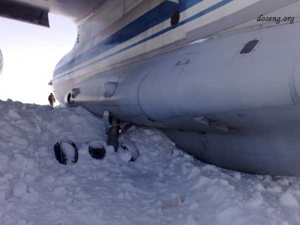 Самолет сел на снег (10 фото)