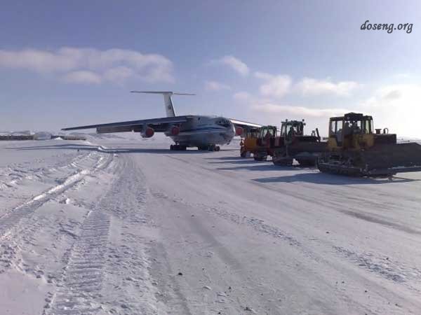 Самолет сел на снег (10 фото)
