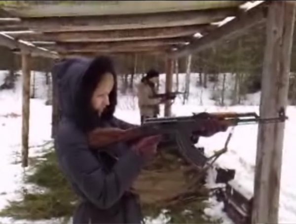 Девушка стреляет из автомата Калашникова