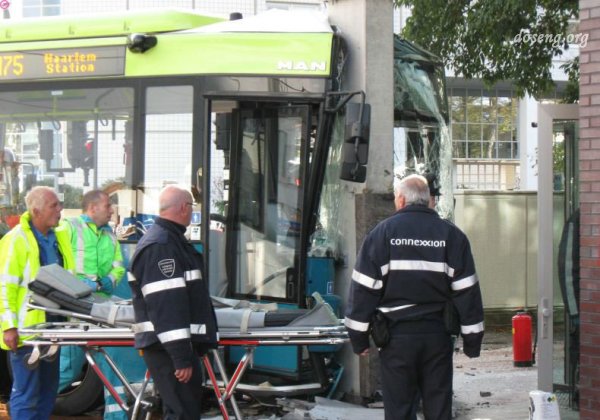 Трамвай подтолкнул автобус (8 фото)