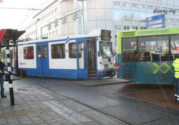 Трамвай подтолкнул автобус (8 фото)