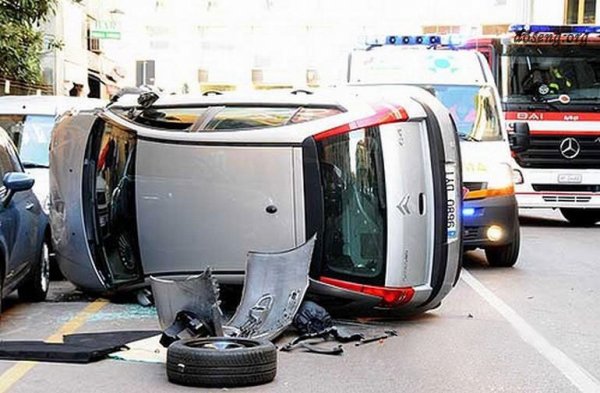 Жесть! Авария трамваев в Милане (8 фото)