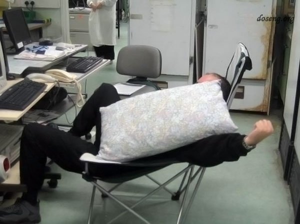 Как выспаться в офисе (9 фото)