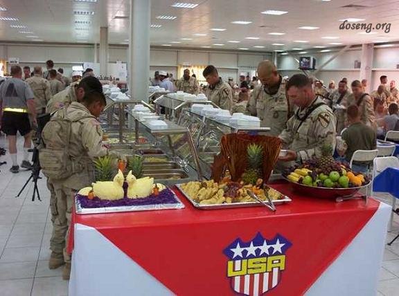 Чем кормят американских солдат в Ираке (23 фото)