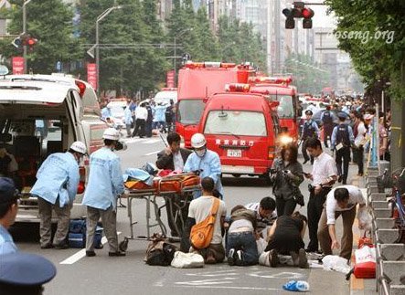 В Японии маньяк зарезал 7 человек (7 фото)