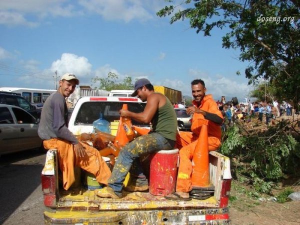 В Аргентине на днях перевернулся грузовик с напитками и едой