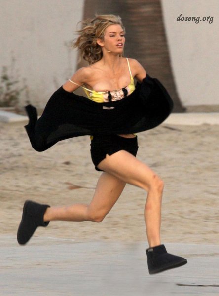 Звезда нового сериала "90210" АннаЛинн МакКорд во время съемок показала грудь (11 Фото)